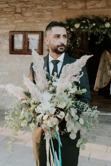 Ασσύμετρη νυφική ανθοδέσμη με πρασινάδα και pampas grass