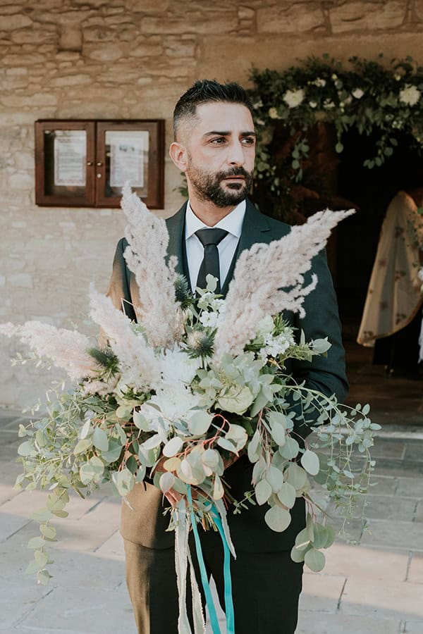 Ασσύμετρη νυφική ανθοδέσμη με πρασινάδα και pampas grass Ασσύμετρη νυφική ανθοδέσμη με πρασινάδα και pampas grass