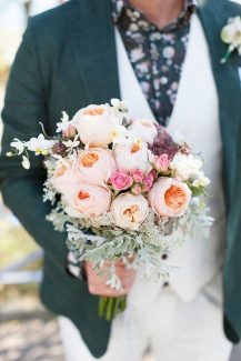 Ανοιξιάτικη νυφική ανθοδέσμη σε παστέλ χρώματα