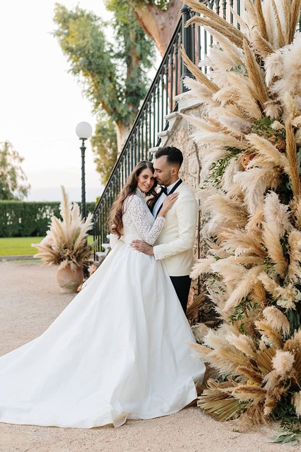 chic-bohemian-styled-shoot-unique-wedding-decoration-details-ivory-gold-hues_01