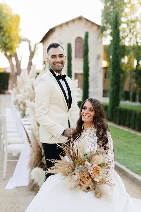 chic-bohemian-styled-shoot-unique-wedding-decoration-details-ivory-gold-hues_01x