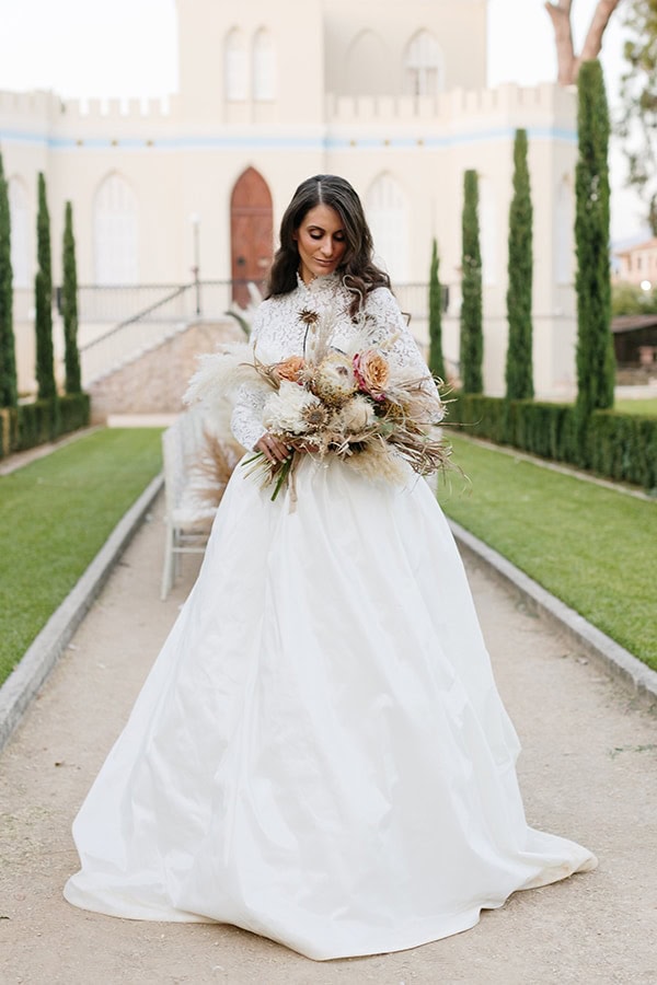chic-bohemian-styled-shoot-unique-wedding-decoration-details-ivory-gold-hues_02