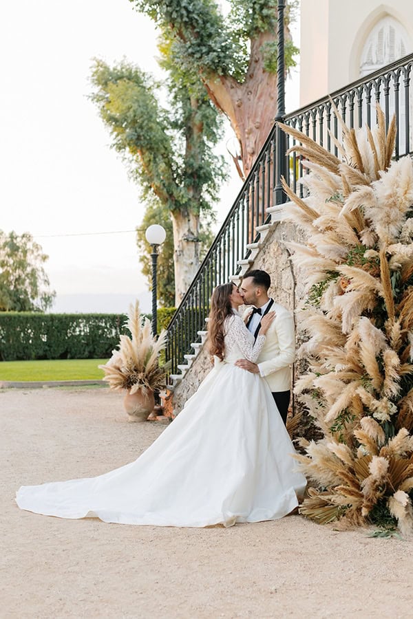 chic-bohemian-styled-shoot-unique-wedding-decoration-details-ivory-gold-hues_04