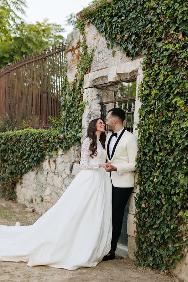 chic-bohemian-styled-shoot-unique-wedding-decoration-details-ivory-gold-hues_37