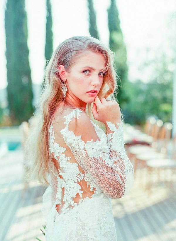 dreamy-tuscany-inspired-styled-shoot-stunning-emerald-green-red-hues_10