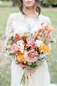 Εντυπωσιακή ανθοδέσμη με ευκάλυπτο, τριαντάφυλλα, κάλλες, ντάλιες και κρίνα σε έντονους χρωματισμούς