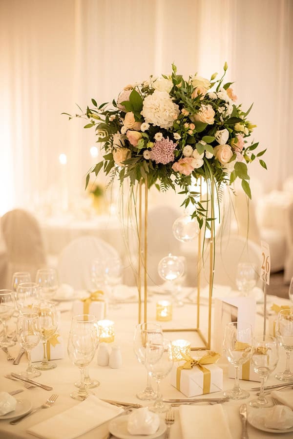 Elegant στολισμός δεξίωσης με λουλούδια σε υπέροχους χρωματισμούς