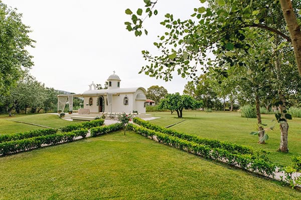 Ρομαντικό εκκλησάκι γάμου στη Γαλάζια Ακτή