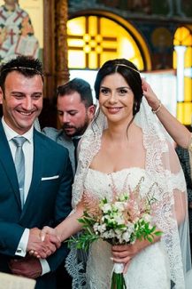 Nυφική ανθοδέσμη με αστίλβη, λυσίανθο, δενδρολίβανο καθώς και τριαντάφυλλο μπουτόν.