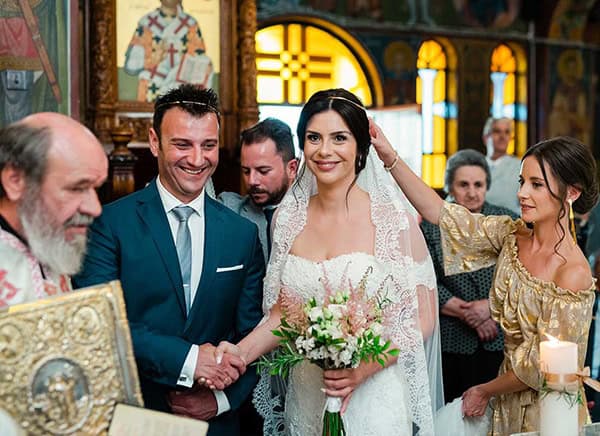 Nυφική ανθοδέσμη με αστίλβη, λυσίανθο, δενδρολίβανο καθώς και τριαντάφυλλο μπουτόν.