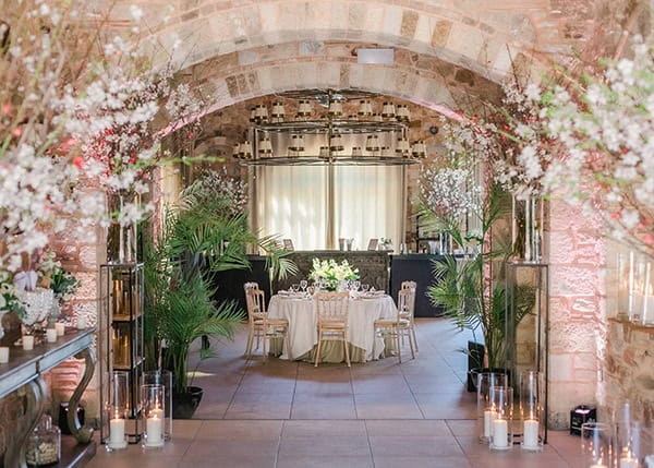 spring-wedding-decoration-ideas-almond-branches-anemones-fairytale-wedding_06