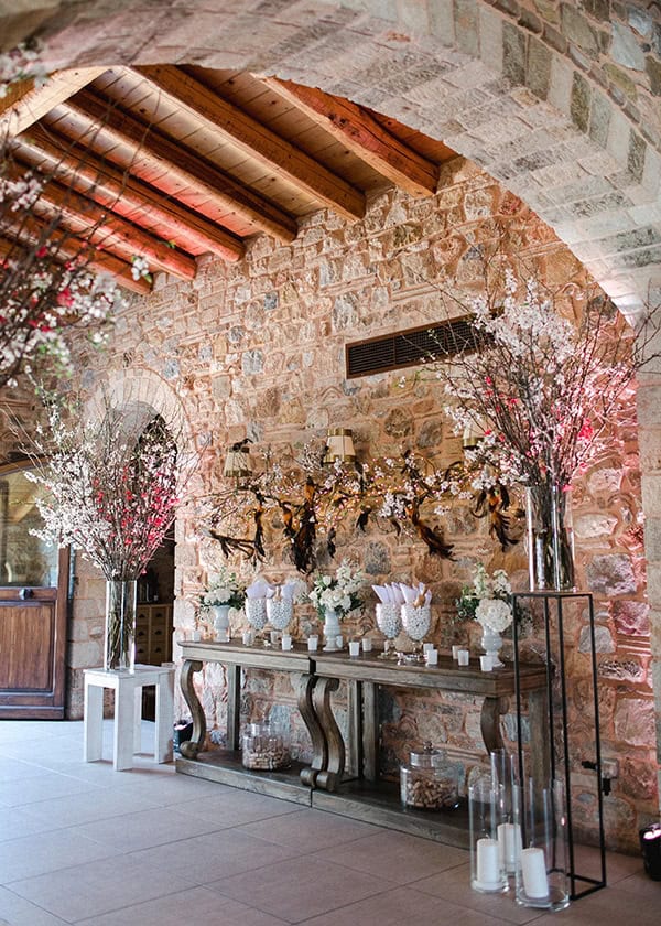 spring-wedding-decoration-ideas-almond-branches-anemones-fairytale-wedding_07