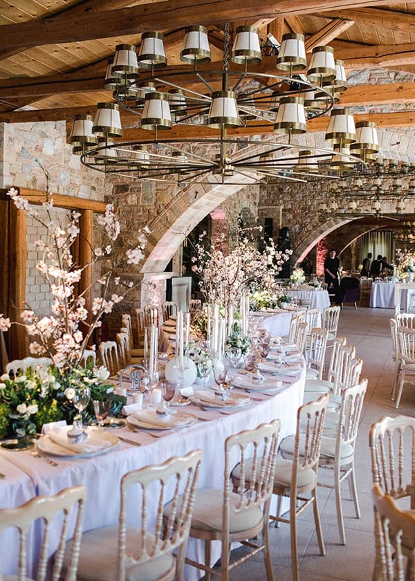 spring-wedding-decoration-ideas-almond-branches-anemones-fairytale-wedding_09