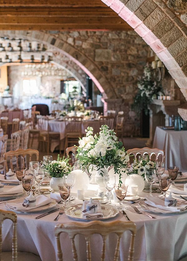 spring-wedding-decoration-ideas-almond-branches-anemones-fairytale-wedding_13x