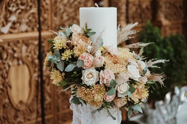 Ρομαντικός στολισμός λαμπάδας με μποέμ λεπτομέρειες Ρομαντικός στολισμός λαμπάδας με μποέμ λεπτομέρειες