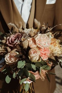 Όμορφη ρομαντική νυφική ανθοδέσμη με τριαντάφυλλα, ευκάλυπτο και γαρδένιες