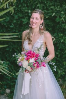 Μοντέρνα νυφική ανθοδέσμη από φούξια μπουκαμβίλια και λευκές παιώνιες