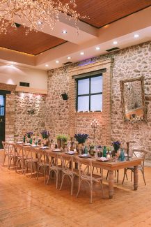 Το απόλυτο vintage σκηνικό για στολισμό τραπεζιού με ανοιξιάτικα λουλούδια του αγρού σε υπέροχες αποχρώσεις του μωβ – μπλε και μπεζ