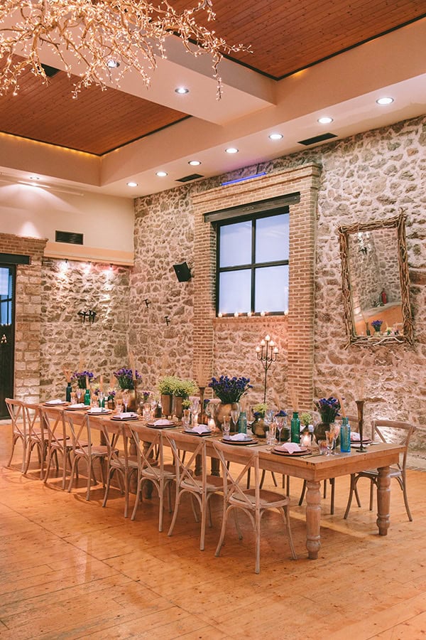 Το απόλυτο vintage σκηνικό για στολισμό τραπεζιού με ανοιξιάτικα λουλούδια του αγρού σε υπέροχες αποχρώσεις του μωβ – μπλε και μπεζ