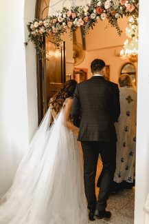 Διακριτικός στολισμός εισόδου εκκλησίας με τριαντάφυλλα σε λευκές και κοραλλί αποχρώσεις Διακριτικός στολισμός εισόδου εκκλησίας με τριαντάφυλλα σε λευκές και κοραλλί αποχρώσεις