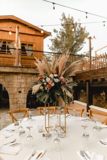 Bohemian στολισμός τραπεζιού δεξίωσης σε χρυσή βάση και λευκές – coral τριαντάφυλλα Bohemian στολισμός τραπεζιού δεξίωσης σε χρυσή βάση και λευκές – coral τριαντάφυλλα