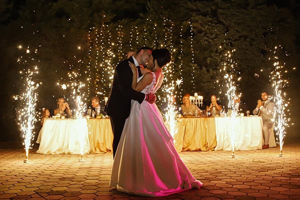 beautiful-fall-wedding-larisa-baby-breaths-romantic-details_17