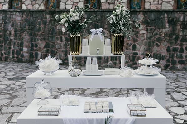 Διακόσμηση dessert table με λυσίανθο Διακόσμηση dessert table με λυσίανθο
