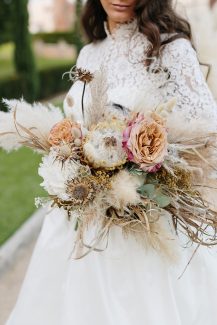 Επιβλητική ανθοδέσμη από pampas grass, τριαντάφυλλα και άλλα ιδιαίτερα λουλούδια Επιβλητική ανθοδέσμη από pampas grass, τριαντάφυλλα και άλλα ιδιαίτερα λουλούδια