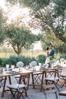 Πρωτότυπη ιδέα για γάμο σε ιδιαίτερο εξωτερικό χώρο με farm style