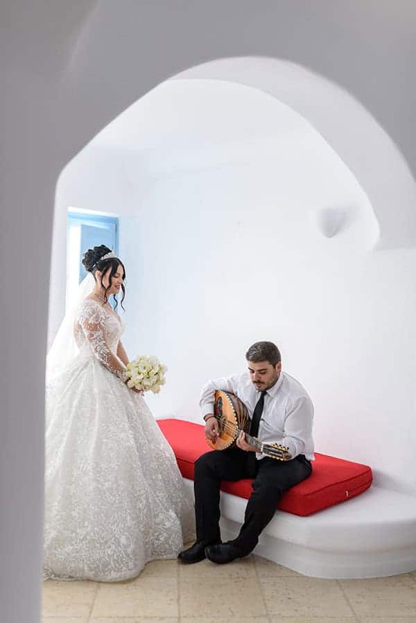 dreamy-wedding-santorini-island-orchids-roses_03x