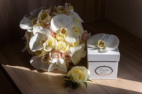 dreamy-wedding-santorini-island-orchids-roses_08x