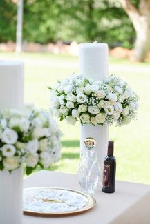 Ρομαντικός στολισμός λαμπάδας με παιώνιες σε λευκές – παστέλ αποχρώσεις