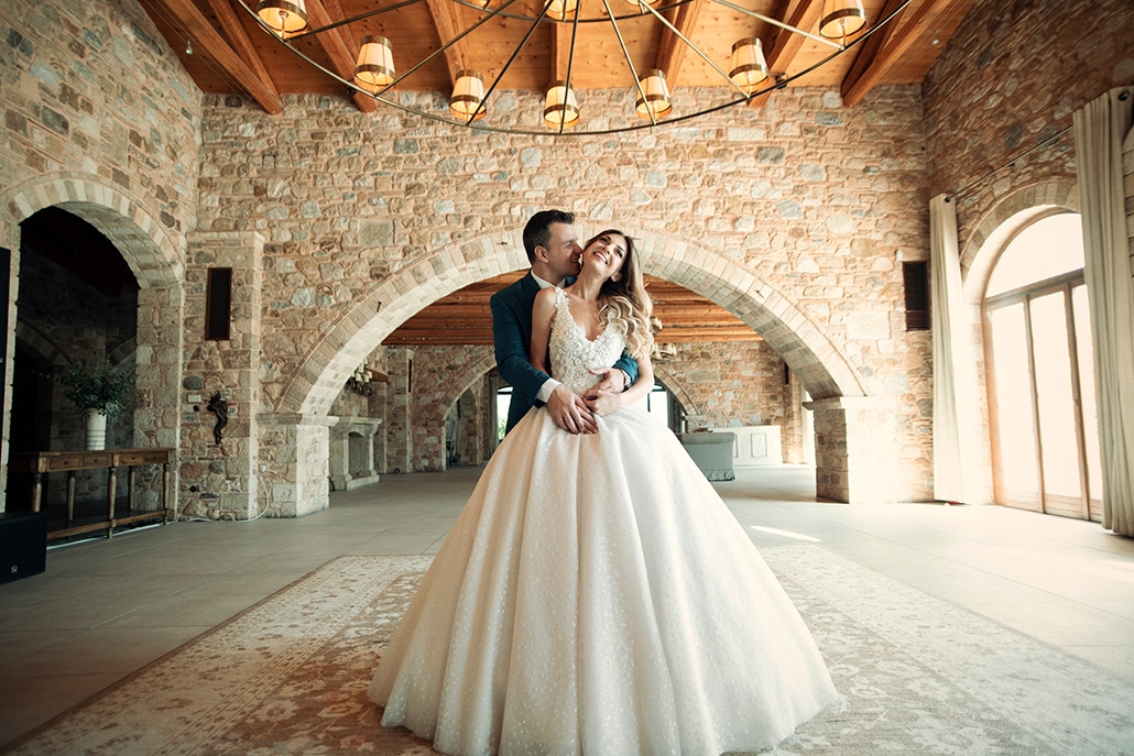 Φθινοπωρινός γάμος στον Πύργο Πετρέζα με έναν ρομαντικό λευκό ανθοστολισμό │ Βίκυ & Γιώργος