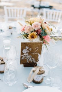 Ρουστίκ αρίθμηση τραπεζιών δεξίωσης γάμου