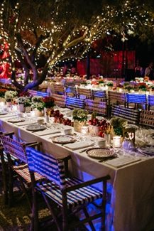 Μεσογειακό στυλ διακόσμησης τραπεζιού δεξίωσης με ζωηρά χρώματα που εντυπωσιάζουν