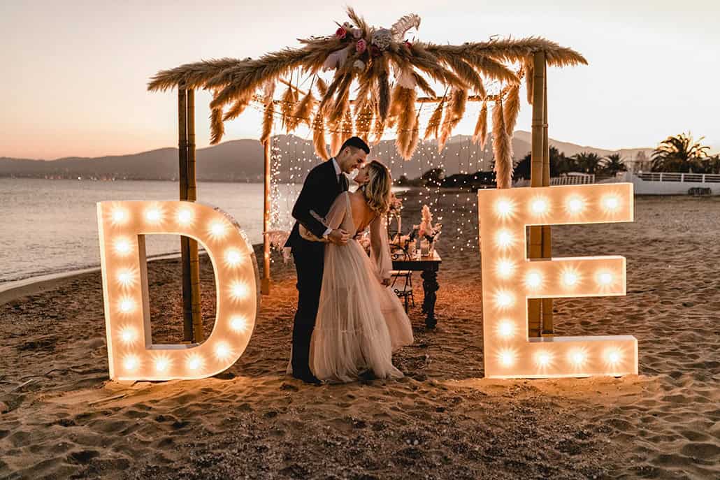 Νext day photoshoot στην παραλία με bohemian διάθεση και φωτεινά γράμματα │ Eμμανουέλα & Δημήτρης