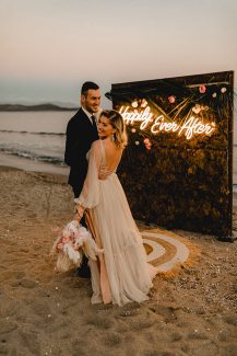 Πρωτότυπη ιδέα με φωτεινά γράμματα με φόντο το γαλάζιο της θάλασσας Πρωτότυπη ιδέα με φωτεινά γράμματα με φόντο το γαλάζιο της θάλασσας