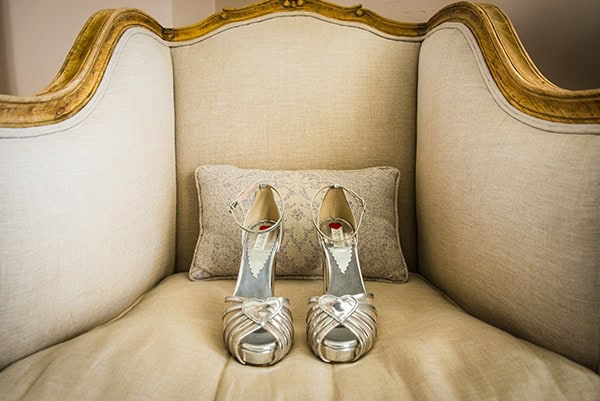 outdoor-summer-wedding-athens-white-flowers-romantic-details_06
