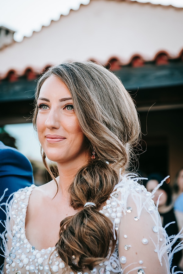 Πανέμορφη νυφική κοτσίδα στο πλάι