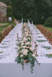 Ρομαντικός στολισμός τραπεζιού δεξίωσης με γιρλάντες λουλουδιών Ρομαντικός στολισμός τραπεζιού δεξίωσης με γιρλάντες λουλουδιών