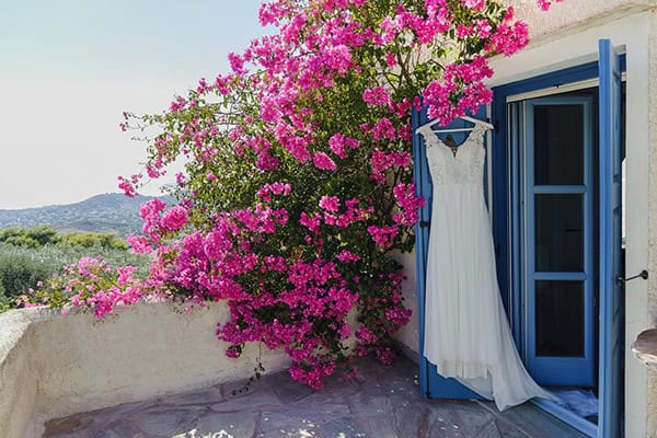 romantic-summer-wedding-athens-baby-breath-chamomile_03x