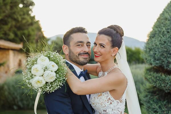 Στρογγυλή ανθοδέσμη με παιώνιες και γυψοφίλη