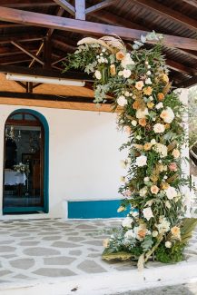 Bohemian στολισμός εισόδου εκκλησίας με pampas grass και τριαντάφυλλα σε ανοιξιάτικους χρωματισμούς