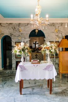 Bohemian στολισμός λαμπάδων εκκλησίας με pampas grass και τριαντάφυλλα