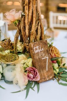 Αρίθμηση τραπεζιών σε κομμάτι από ξύλο