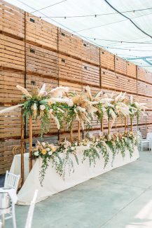 Bohemian στολισμός γαμήλιου τραπεζιού με pampas grass