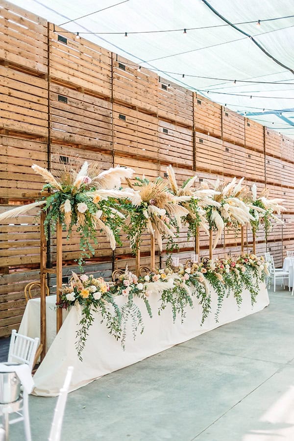 Bohemian στολισμός γαμήλιου τραπεζιού με pampas grass