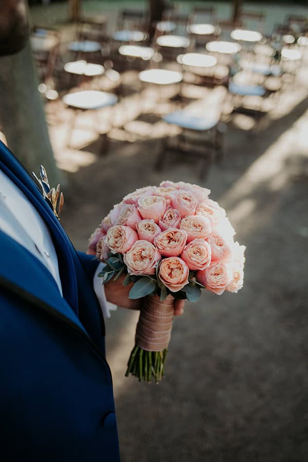 Στρογγυλή νυφική ανθοδέσμη από παιώνιες Στρογγυλή νυφική ανθοδέσμη από παιώνιες