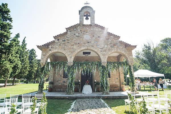 Πλούσιος ανθοστολισμός για μια εντυπωσιακή είσοδο εκκλησίας