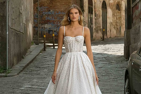 Stylish νυφικά φορέματα από Berta για την πιο θηλυκή νυφική εμφάνιση